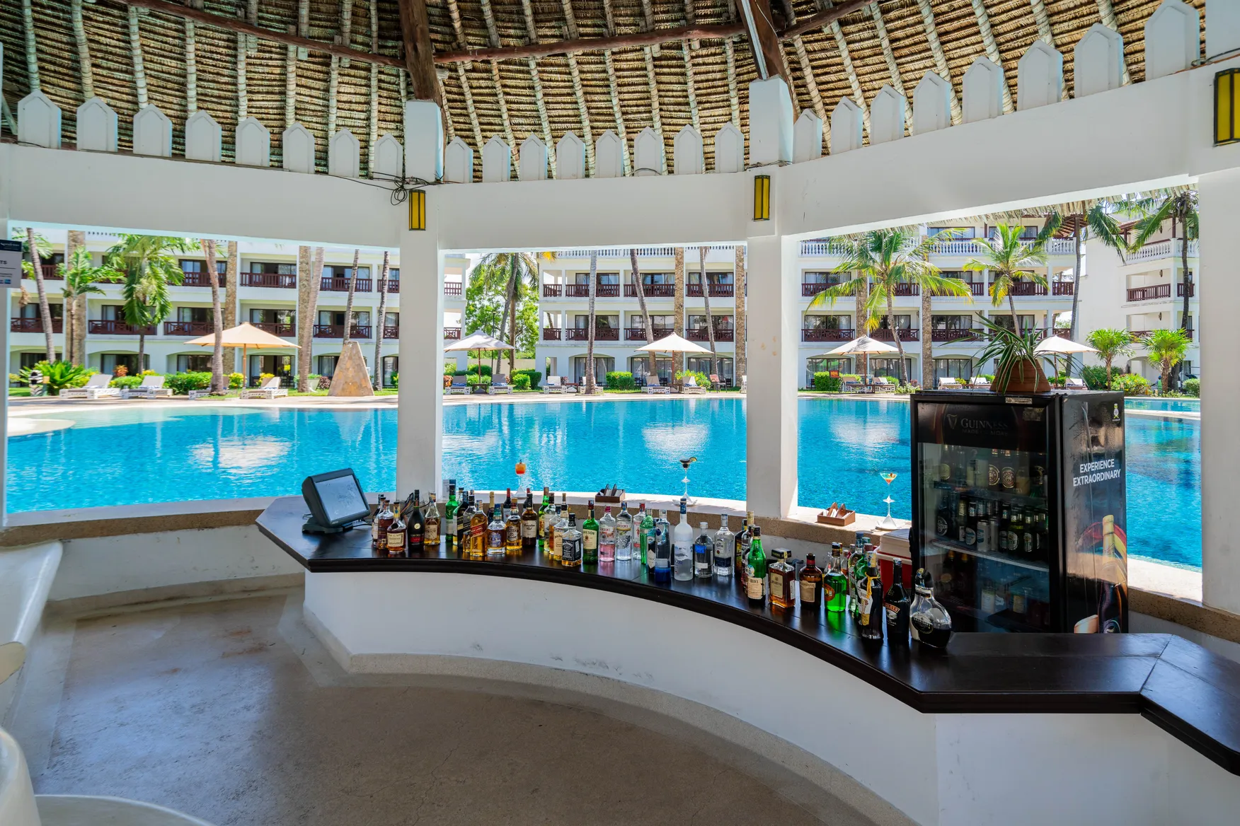 PrideInn Paradise Beach Resort & Spa 3